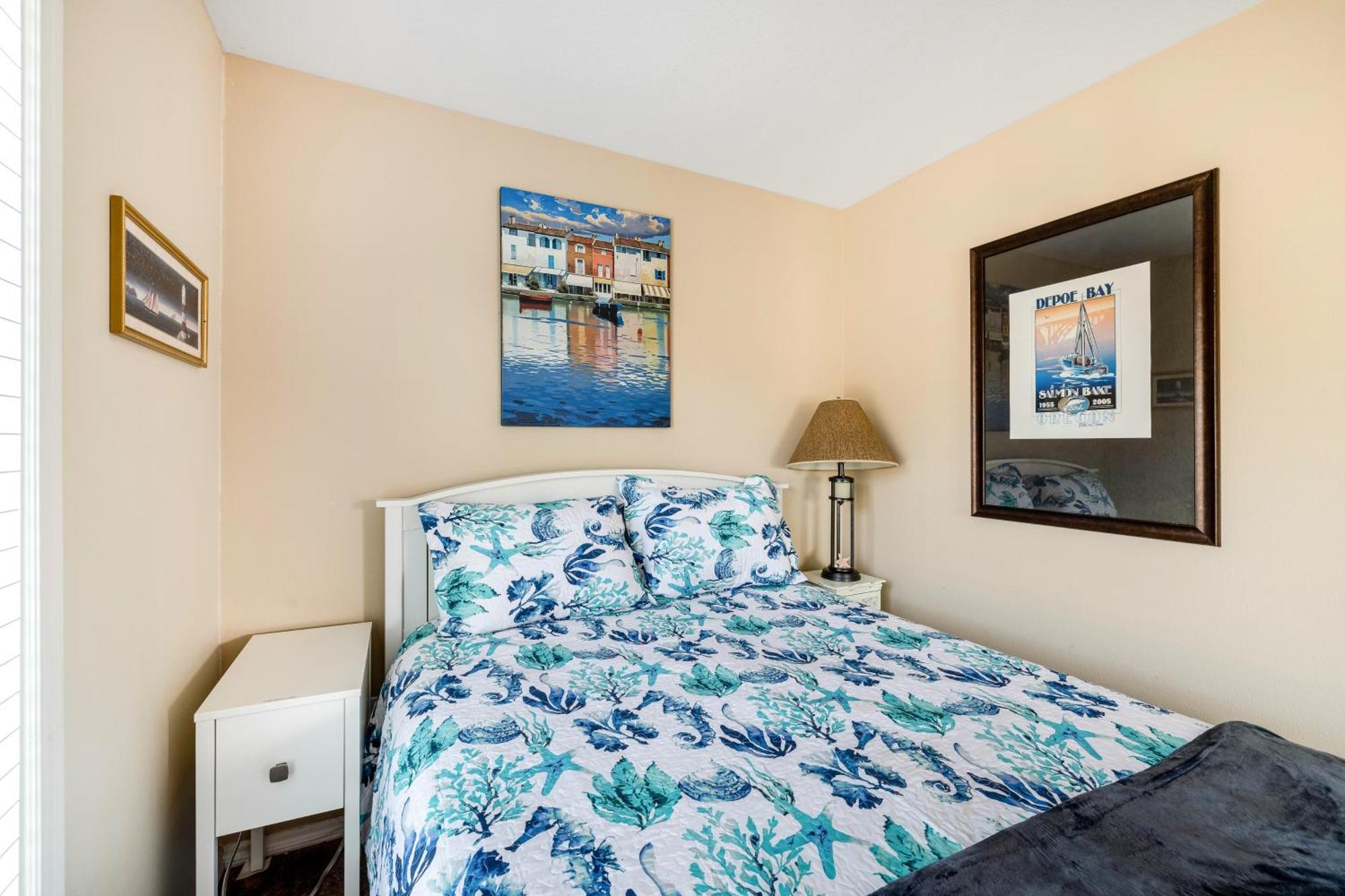 Captain'S Quarters And Cabins Depoe Bay Room photo