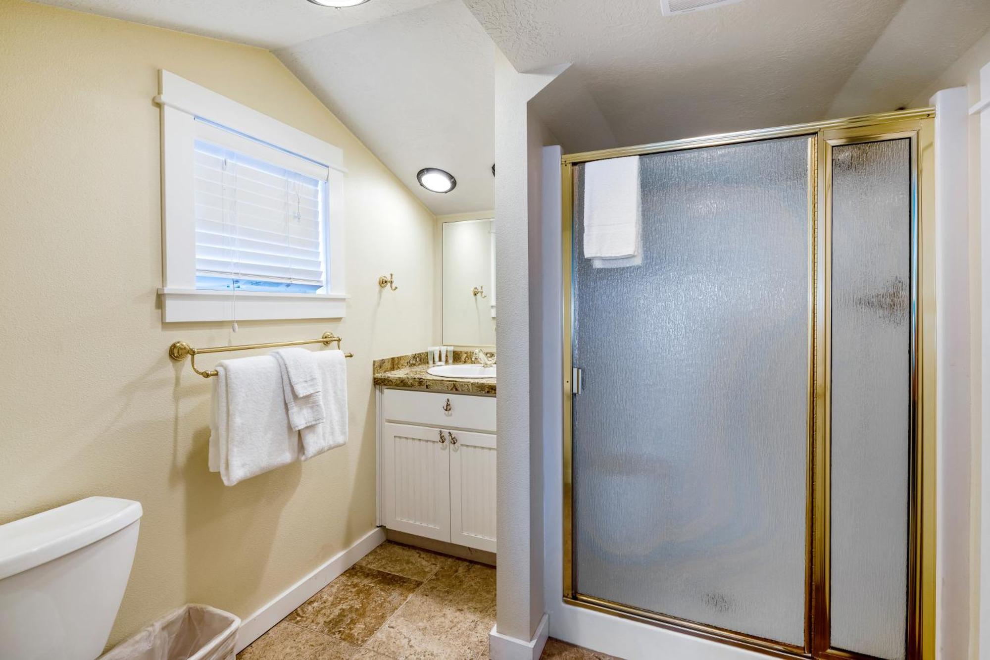 Captain'S Quarters And Cabins Depoe Bay Room photo